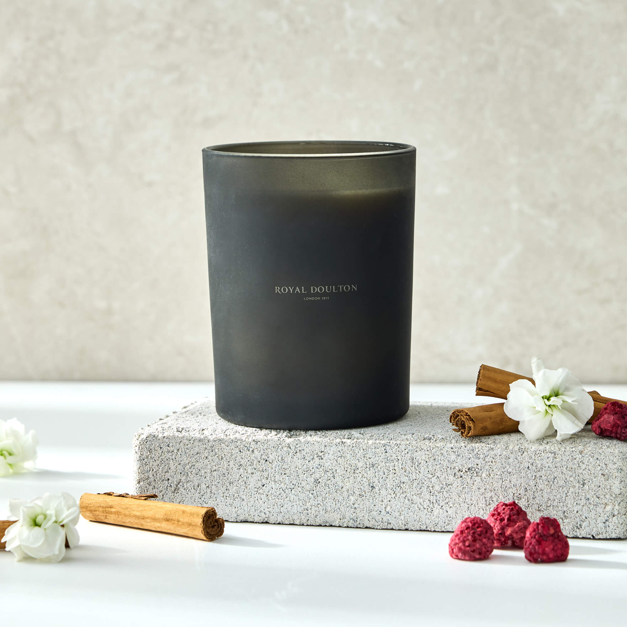 Royal Doulton Nocturne Candle 500ml in Cardamom & Clove
