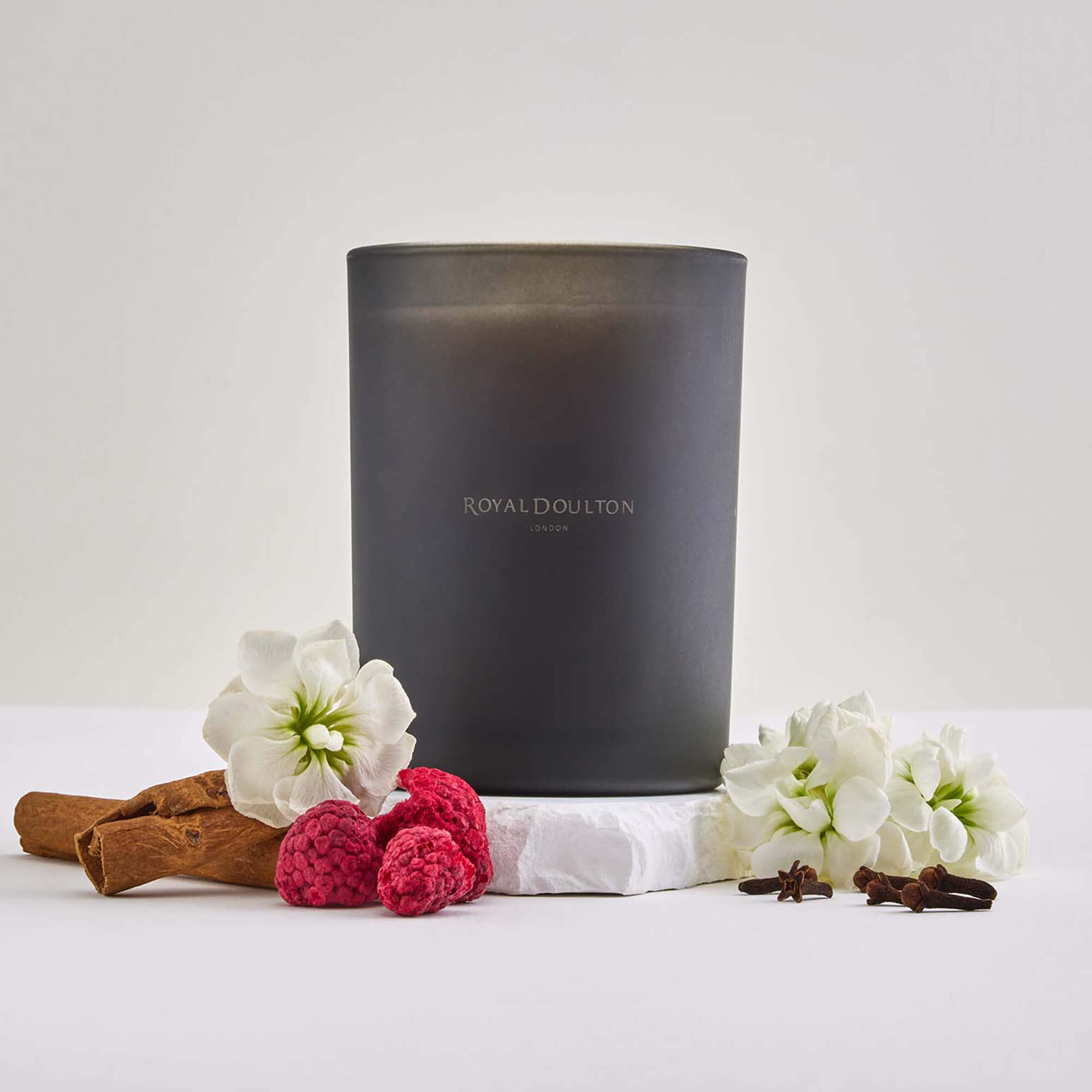 Royal Doulton Nocturne Candle 250ml in Cardamom & Clove